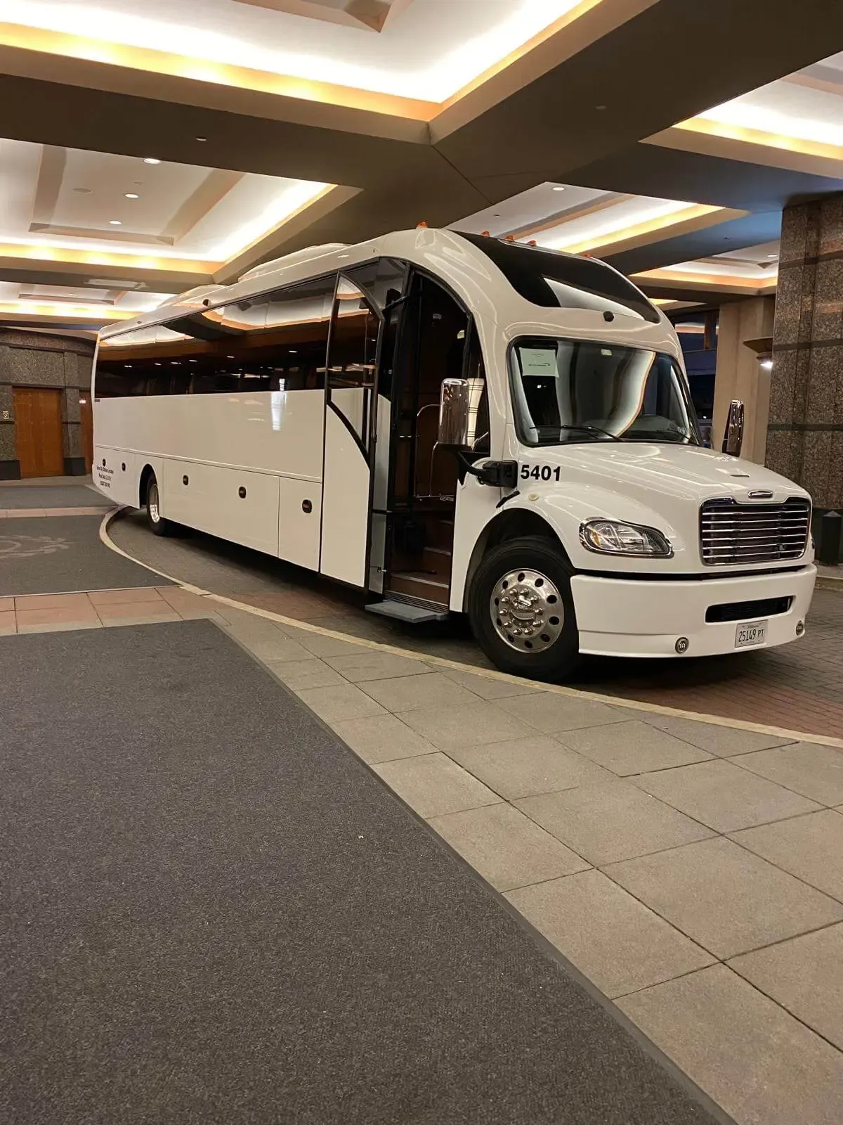 super coach bus: Exterior view 1
