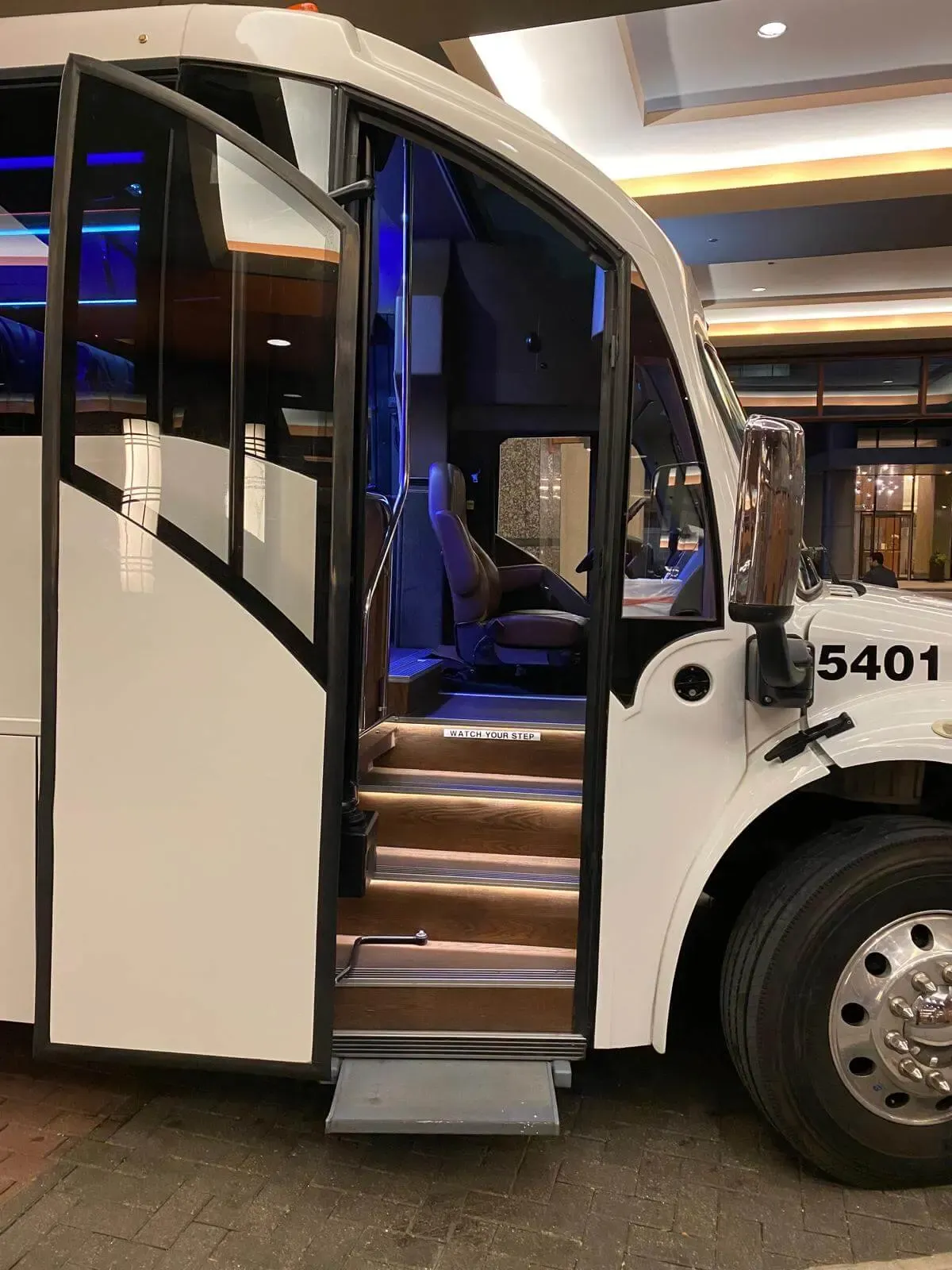 super coach bus: Exterior view 3